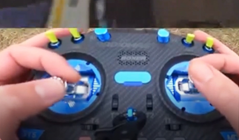 El dron FPV vuela de forma espectacular dentro del coche